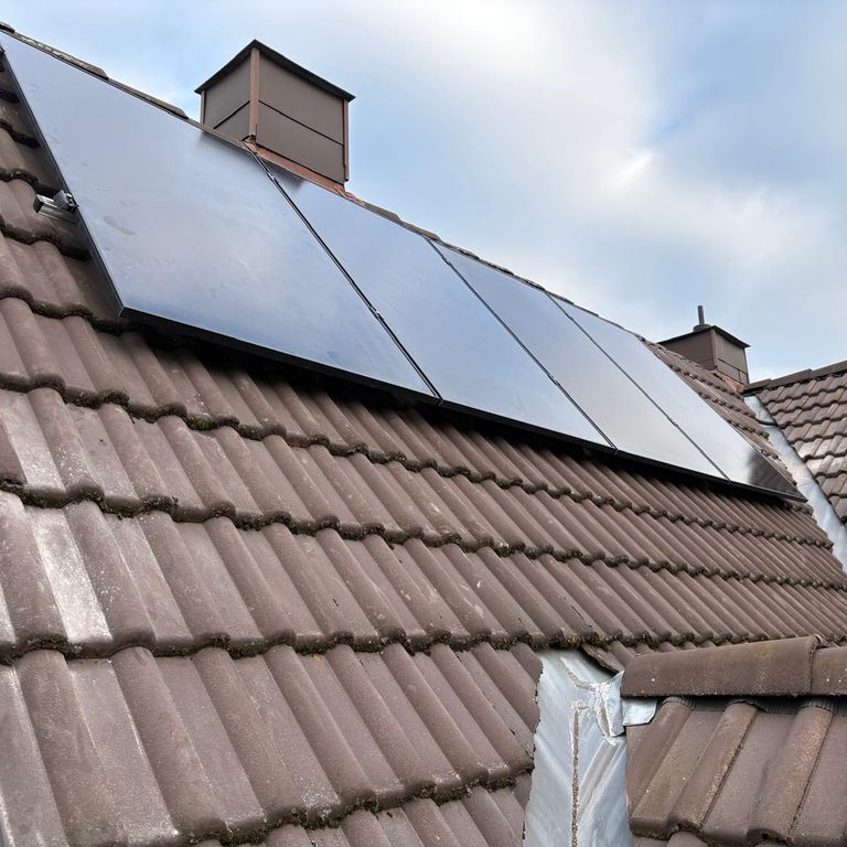 Solarmodule auf Ziegeldach eines Einfamilienhauses