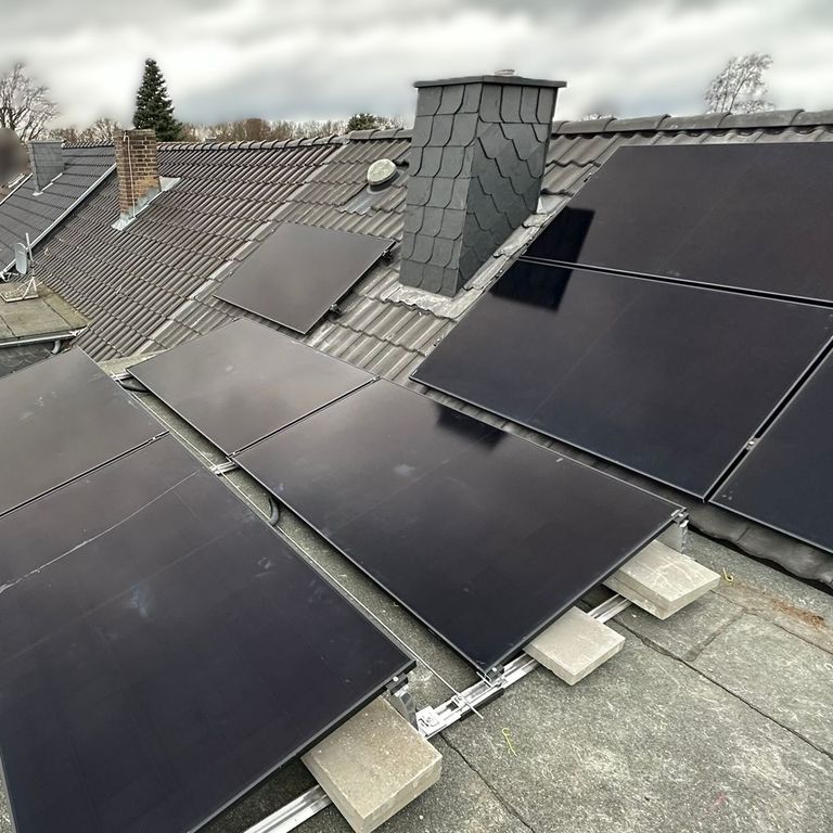 Große Photovoltaikanlage auf Wohnhausdach mit mehreren Modulreihen