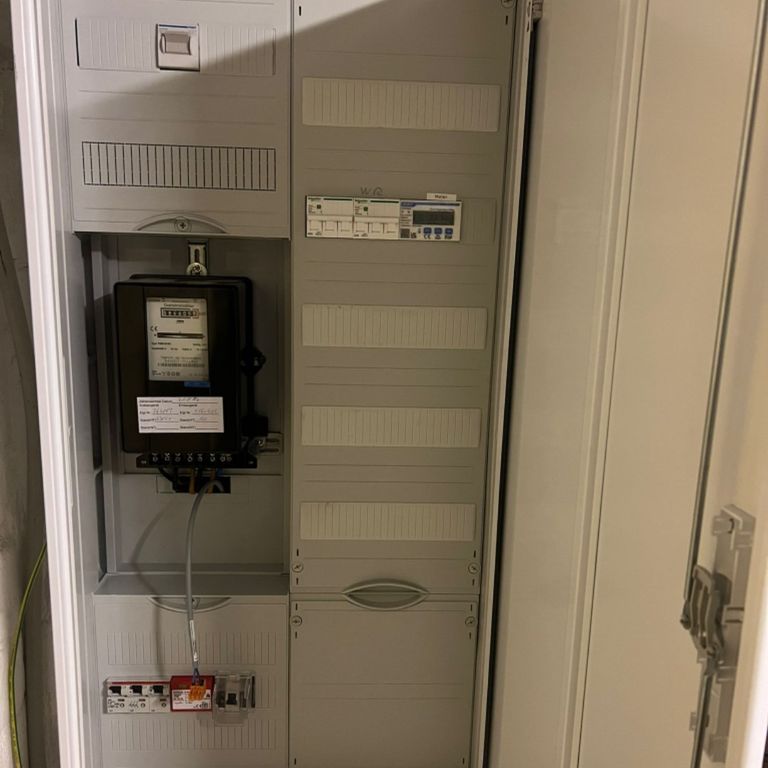 Neuer Zählerschrank mit Smartmeter und Sicherungen