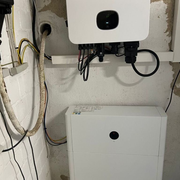 Growatt Wechselrichter mit Batteriespeicher im Keller