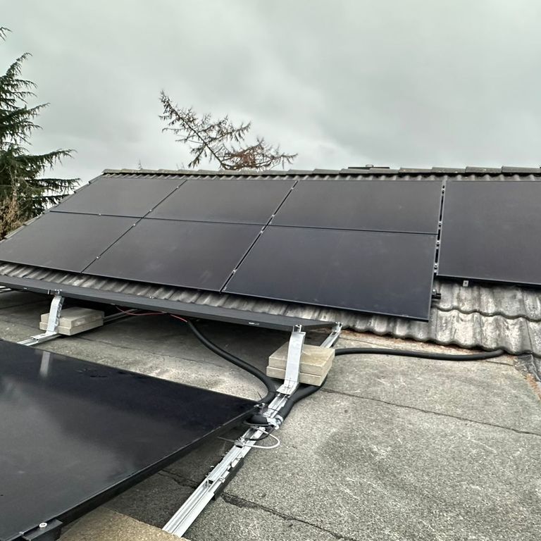 Aufgeständerte Solaranlage auf Flachdach