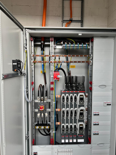Industrielle Mittelspannungsverteilung mit professioneller Verkabelung