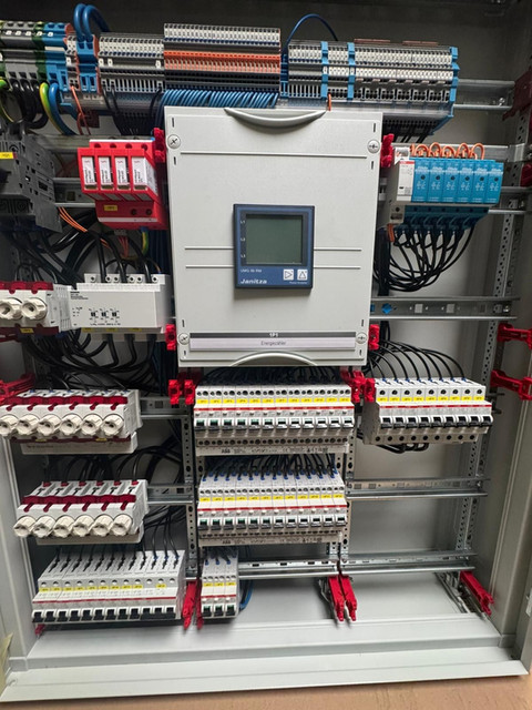 Gewerbliche Schaltanlage mit Janitza Energiemessgerät
