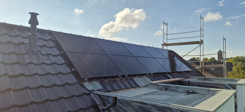 Solaranlage auf Wohnhausdach mit Gerüst